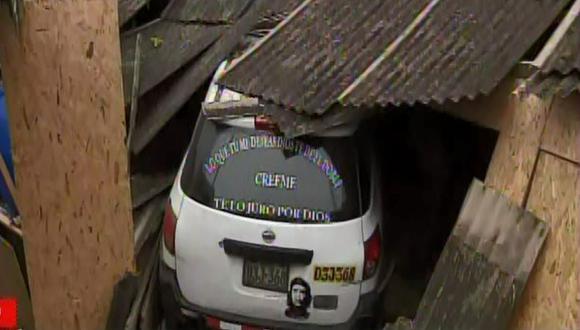 El vehículo quedó empotrado en la vivienda. (Foto: Captura/América Noticias)