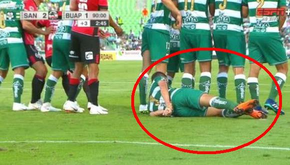 YouTube: peculiar estrategia de defensa uruguayo para evitar gol de tiro libre. (Foto: Captura de video)