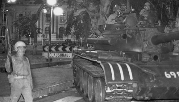 Militares bloquean con un tanque el acceso al Congreso de la República. (Foto GEC Archivo Histórico)