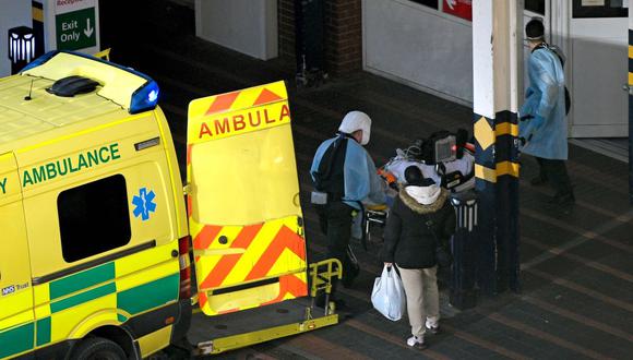 Paramédicos llevan a un paciente de coronavirus al hospital Leeds General Infirmary en Leeds, norte de Inglaterra, el 5 de enero de 2022. (Oli BUFANDA / AFP).