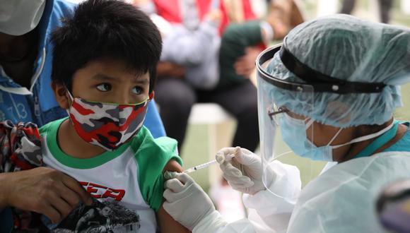 El Ministerio de Salud vacunó este jueves a niños, madres gestantes y adultos contra la difteria, tétano y contra el Virus del papiloma humano (VPH) en el Centro de Salud 7 de Octubre, en el distrito de El Agustino. (Fotos Britanie Arroyo /@photo.gec)