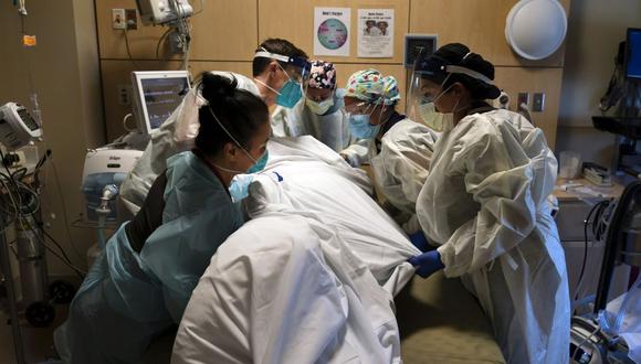 En esta fotografía de archivo del 19 de noviembre de 2020, el personal médico coloca a un paciente con COVID-19 en el Providence Holy Cross Medical Center en la sección Mission Hills de Los Ángeles. (Foto AP/Jae C. Hong, archivo).