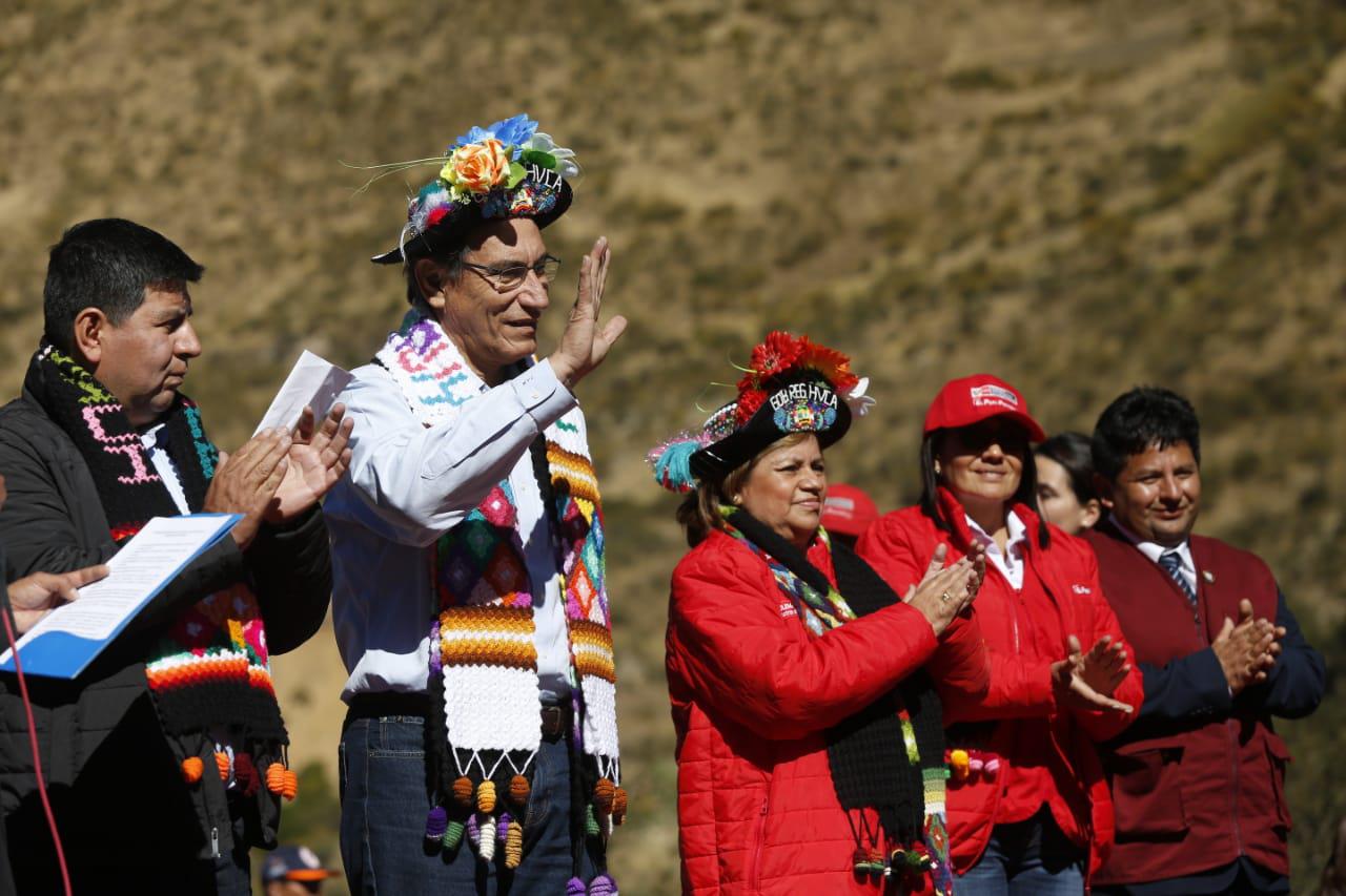 El presidente Martín Vizcarra pidió en Huancavelica que se deje de generar polémica “alrededor de un color” y criticó el machismo. (Foto: Presidencia de la República)