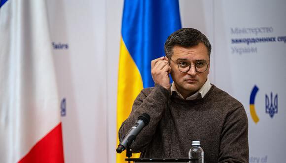 El ministro de Relaciones Exteriores de Ucrania, Dmytro Kuleba, realiza una conferencia de prensa conjunta con su homólogo francés en Kiev el 27 de septiembre de 2022, en medio de la invasión militar de Rusia a Ucrania.  (Foto de Dimitar DILKOFF / AFP)