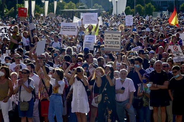 La gente se reúne en Madrid portando carteles y gritando consignas durante una manifestación contra el uso obligatorio de mascarillas así como otras medidas adoptadas por el gobierno de España. (Foto: JAVIER SORIANO / AFP).