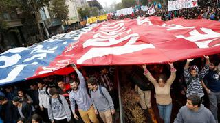 FOTOS: descontrol y violencia en multitudinaria protesta estudiantil en Chile