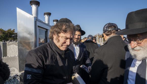 El presidente electo de Argentina, Javier Milei, visita tumbas de rabinos en el cementerio judío de Montefiore en Springfield Gardens en Queens, Nueva York, EE.UU., el 27 de noviembre de 2023. (Foto de Ángel Colmenares / EFE)
