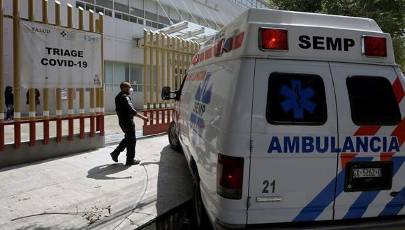Una ambulancia llega con un paciente de coronavirus a bordo al área de emergencia del Hospital General Dr. Eduardo Liceaga de la Ciudad de México el 7 de agosto de 2021. (ALFREDO ESTRELLA / AFP).