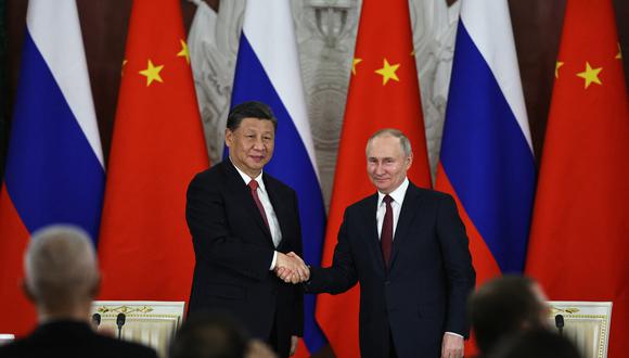 El presidente ruso, Vladimir Putin, y el presidente chino, Xi Jinping, se dan la mano después de pronunciar una declaración conjunta luego de sus conversaciones en el Kremlin en Moscú el 21 de marzo de 2023. (Foto de Mikhail TERESHCHENKO / SPUTNIK / AFP)