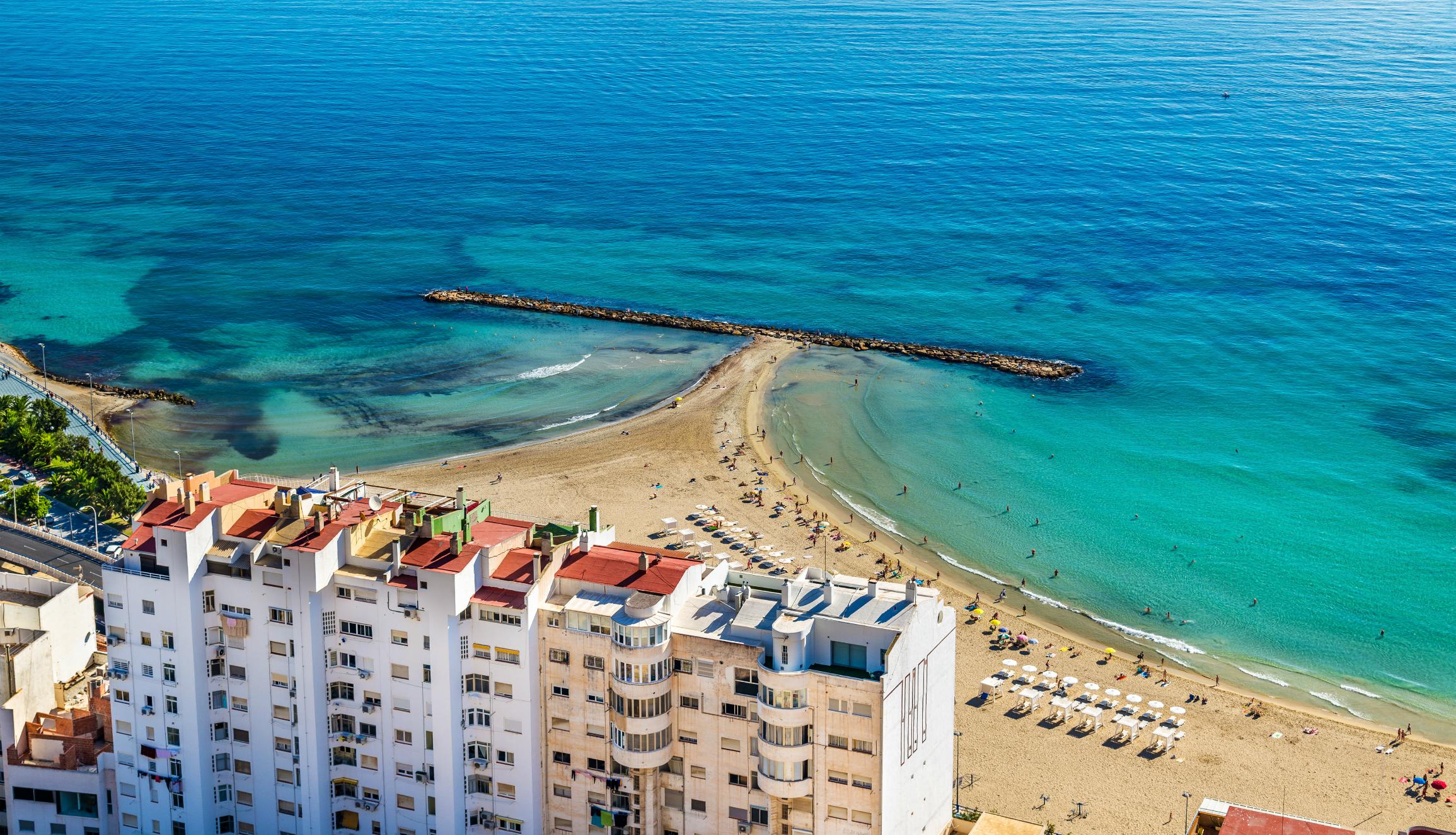 La playa del Postiguet, que sobrepasa los 600 m, es la más concurrida de la urbe.   Foto: Istock