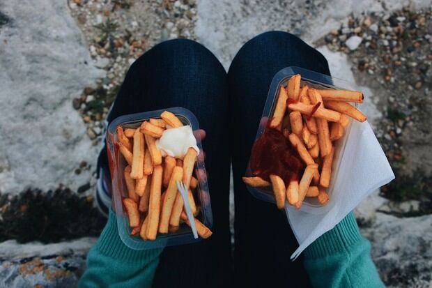 En Estados Unidos es un clásico comer papas fritas con mayonesa y ketchup. (Foto: Pexels)