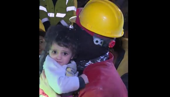 Vafe Sabha, de dos años, fue rescatada junto a su madre de entre los escombros en Turquía. (Captura de video / ANADOLU AGENCY).