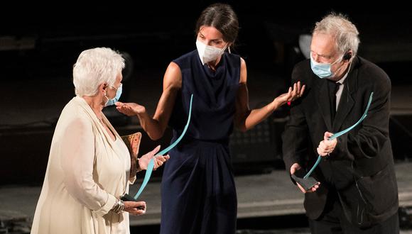 La reina Letizia entrega a la "reina" Judi Dench el premio del Atlántida Fest. (Foto: AFP).