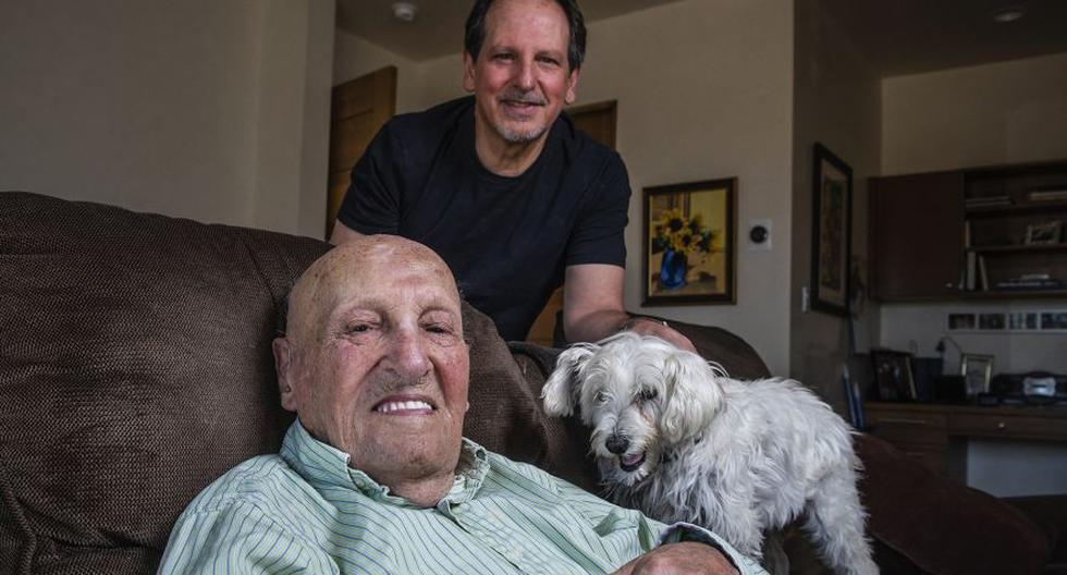 Phil Corio, de 108 años, posa con su hijo Ron Corio, en Albuquerque, NM, ambos estaban infectados con coronavirus. (Foto: Roberto E. Rosales / The Albuquerque Journal vía AP).