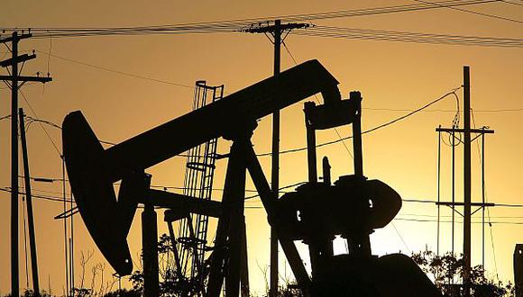 Barril de petróleo se desploma a mínimo de cuatro años