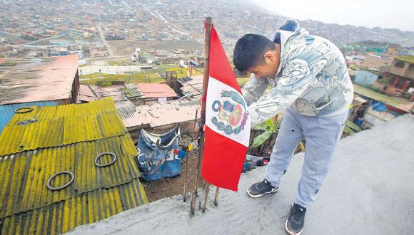 Los asentamientos periféricos de Mi Perú necesitan conexiones domiciliarias de agua potable, pistas y veredas. Aquí las Fiestas Patrias se viven en medio de carencias. (Féliz Ingaruca /El Comercio)