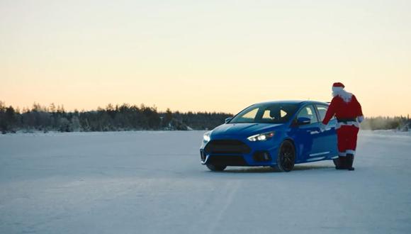 Papá Noel hace drifting con un Ford en Snowkhana [VIDEO]