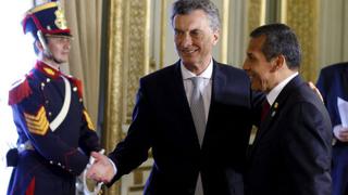 Ollanta Humala saluda a Mauricio Macri tras toma de mando