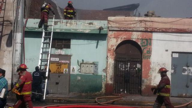 Arequipa: incendio consumió más de 280 puestos de una galería - 2