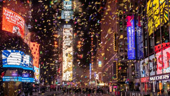 Confetti vuela alrededor de la pelota y el reloj de cuenta regresiva en Times Square durante el evento virtual de Nochevieja luego del brote del coronavirus en el distrito de Manhattan de la ciudad de Nueva York, EE. UU., 1 de enero de 2021. (Foto: REUTERS / Jeenah Moon).
