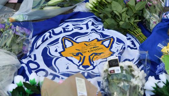 La noche del último sábado, el helicóptero del propietario del Leicester City se estrelló al salir del King Power Stadium. Hasta ahora no se sabe quiénes iban abordo de la aeronave. (Foto: AP)