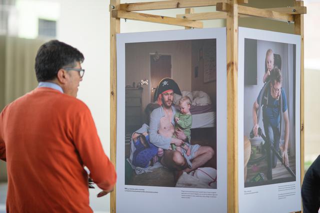 La Embajada de Suecia y la LÍNEA 1 Metro de Lima presentan la exhibición “Papás Suecos” en la estación Nicolás Arriola (La Victoria). El fotógrafo sueco Johan Bävman inicia conversación sobre cómo la paternidad compartida contribuye a la sociedad.
