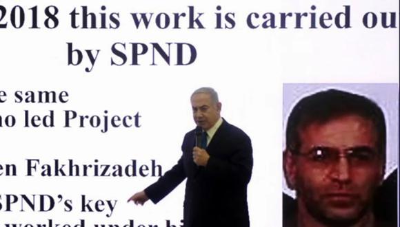 En esta imagen del 30 de abril de 2018, el primer ministro israelí, Benjamin Netanyahu, muestra una diapositiva donde aparece el científico iraní Mohsen Fakhrizadeh, quien fue asesinado el viernes. (Foto de Nir KAFRI / AFP).