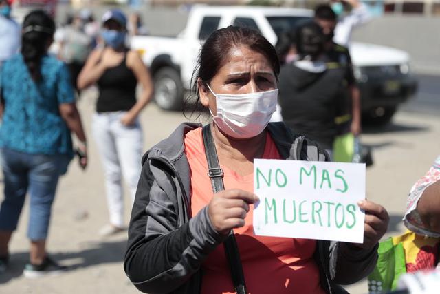 Familiares de los reos llegaron a los exteriores del penal para saber la situación de sus parientes. (Foto: Hugo Perez/GEC)