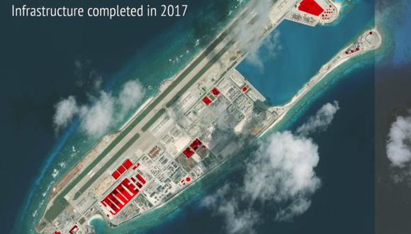 Fiery Cross fue el arrecife en el que China construyó más instalaciones militares durante 2017 sobre 110.000 metros cuadrados, donde se observan (en rojo) almacenes de munición, instalaciones de radar o refugios antimisiles. (Foto: Iniciativa de Transparencia Marítima de Asia del CSIS).