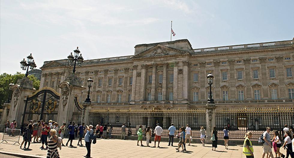 Más de 130.000 personas piden que Isabel II pague las obras de su palacio. (Foto: EFE)