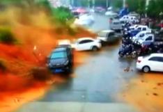 Momento exacto que un violento deslizamiento de tierra arrasa vehículos en China