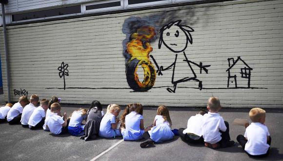 &quot;Por favor, acepten esta pintura. Si no les gusta, no duden en a&ntilde;adir cosas, estoy seguro de que a los profesores no les importar&aacute;&quot;, escribi&oacute; Banksy en esta escuela de Inglaterra. (Foto: Reuters)