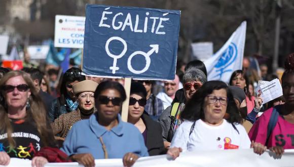 Una mujer sostiene una pancarta en la que se lee "Igualdad" durante una manifestación por el Día Internacional de la Mujer en la ciudad francesa de Marsella en el 2015. (Foto: AFP)