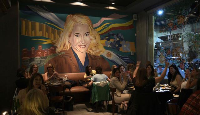 Florencia Barrevientos, dueña de Santa Evita, un restaurante con un enorme dibujo de la exprimera dama, explica que "hasta hace un tiempo era un lugar de resistencia, donde se respiraba un clima de angustia e incertidumbre". (Foto: AFP)