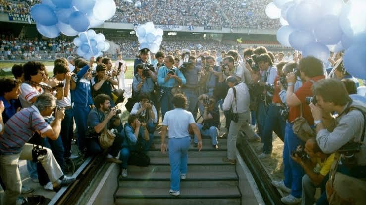Maradona en su presentación en Napoli. 