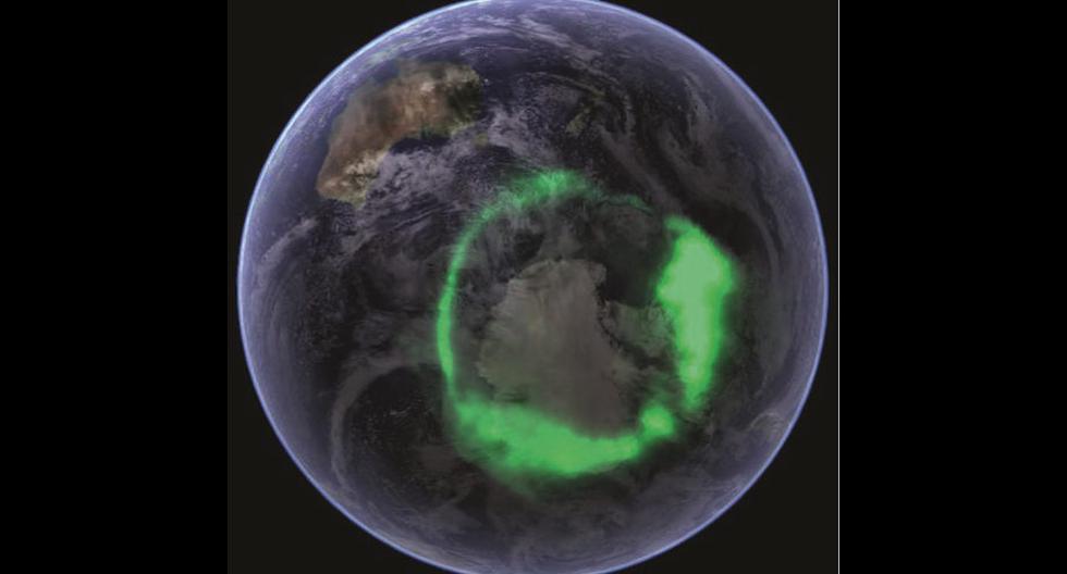 Foto facilitada por la editorial Phaidon, de una imagen de la NASA de una aurora boreal vista desde fuera de la Tierra, que recoge el libro *_Universo: Explorando el mundo astronómico_*, en el que se muestra como los seres humanos han documentado la belleza y el misterio del Cosmos.  (Foto: EFE)