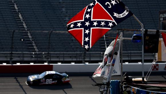 En esta foto del 2015, la bandera de los estados confederados del Sur flamea durante una de las carreras del circuito automovilístico de Nascar. (AFP)