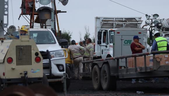 Personal de emergencia trabaja en el rescate de los 10 mineros atrapados en una mina en Sabinas (México).