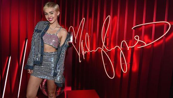 Facebook: Miley Cyrus se burla del nuevo look de Kim Kardashian