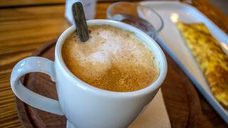 ¿Por qué no es bueno tomar café con leche, según especialistas?