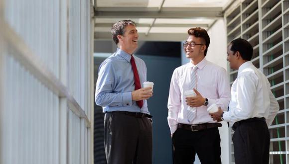 ¿Cuando conversas con tus colegas sientes que pierdes tiempo que deberías dedicar a trabajar? (Foto: Getty Images)