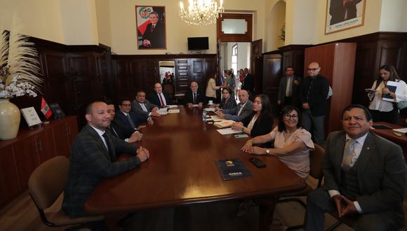La bancada y dirigentes de Renovación Popular en una reunión con el primer ministro, Gustavo Adrianzén, en el Palacio Legislativo. (Foto: PCM)