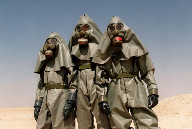 Soldados franceses del regimiento de infantería de la Legión Extranjera visten equipo para guerra química el 26 de octubre de 1990 en el desierto de Arabia Saudita. (Foto por PASCAL GUYOT / AFP).