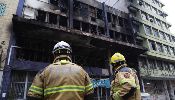 Los bomberos trabajan en el lugar donde un refugio para personas sin hogar se incendió, dejando al menos 10 víctimas, en Porto Alegre, Brasil, el 26 de abril de 2024. (Foto de SILVIO ÁVILA / AFP)