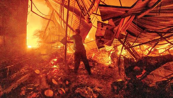 El incendio en el mercado Mutualista habría dejado al menos 1500 familias afectadas tras su extinción 16 horas después. (Foto: APG)