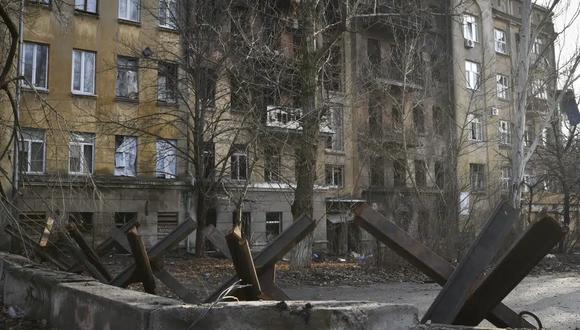 Barreras antitanque en Bakhmut en la región de Donetsk, en Ucrania, el 11 de diciembre de 2022. (Foto AP/Andriy Andriyenko).