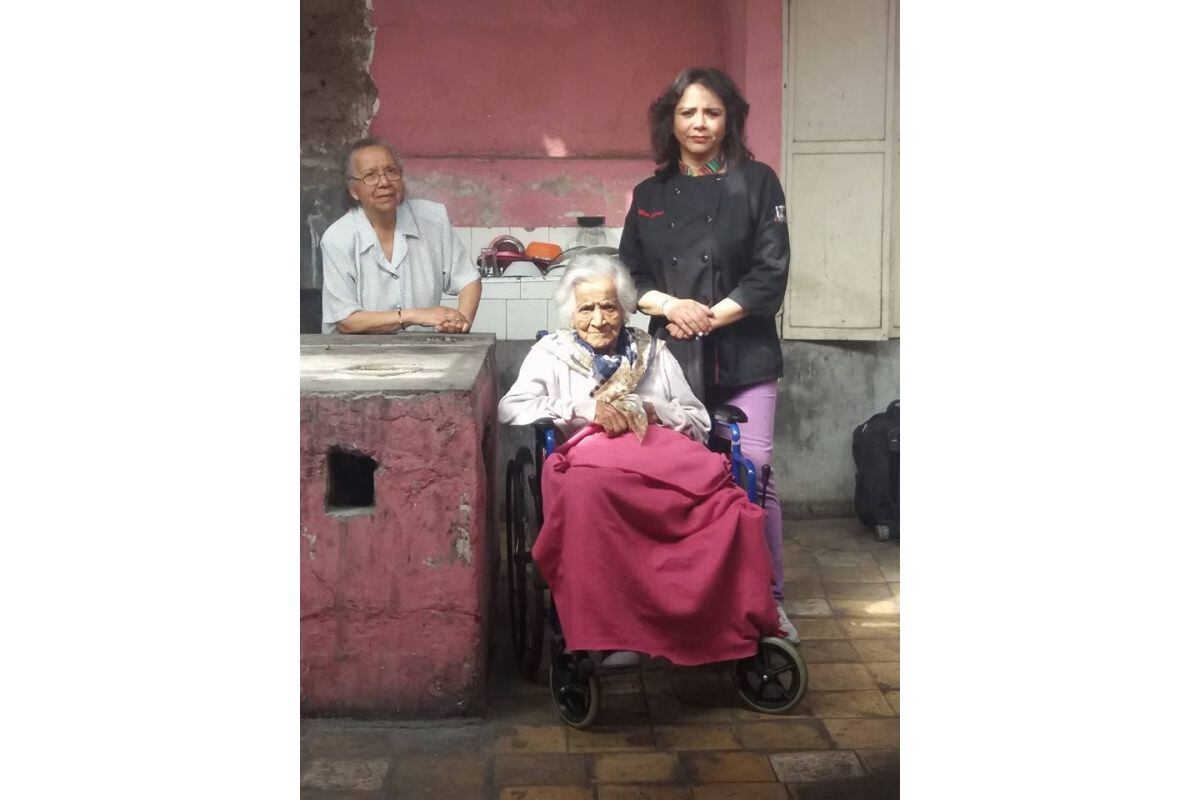 Tres generaciones descendientes de Rosita Ríos: sentada, la hija menor de la guisandera, Graciela Reyes Ríos; a la izquierda, su nieta Carmen Calderón Reyes, y a la derecha, la bisnieta, Milagros Calmet. (Foto: Facebook)    