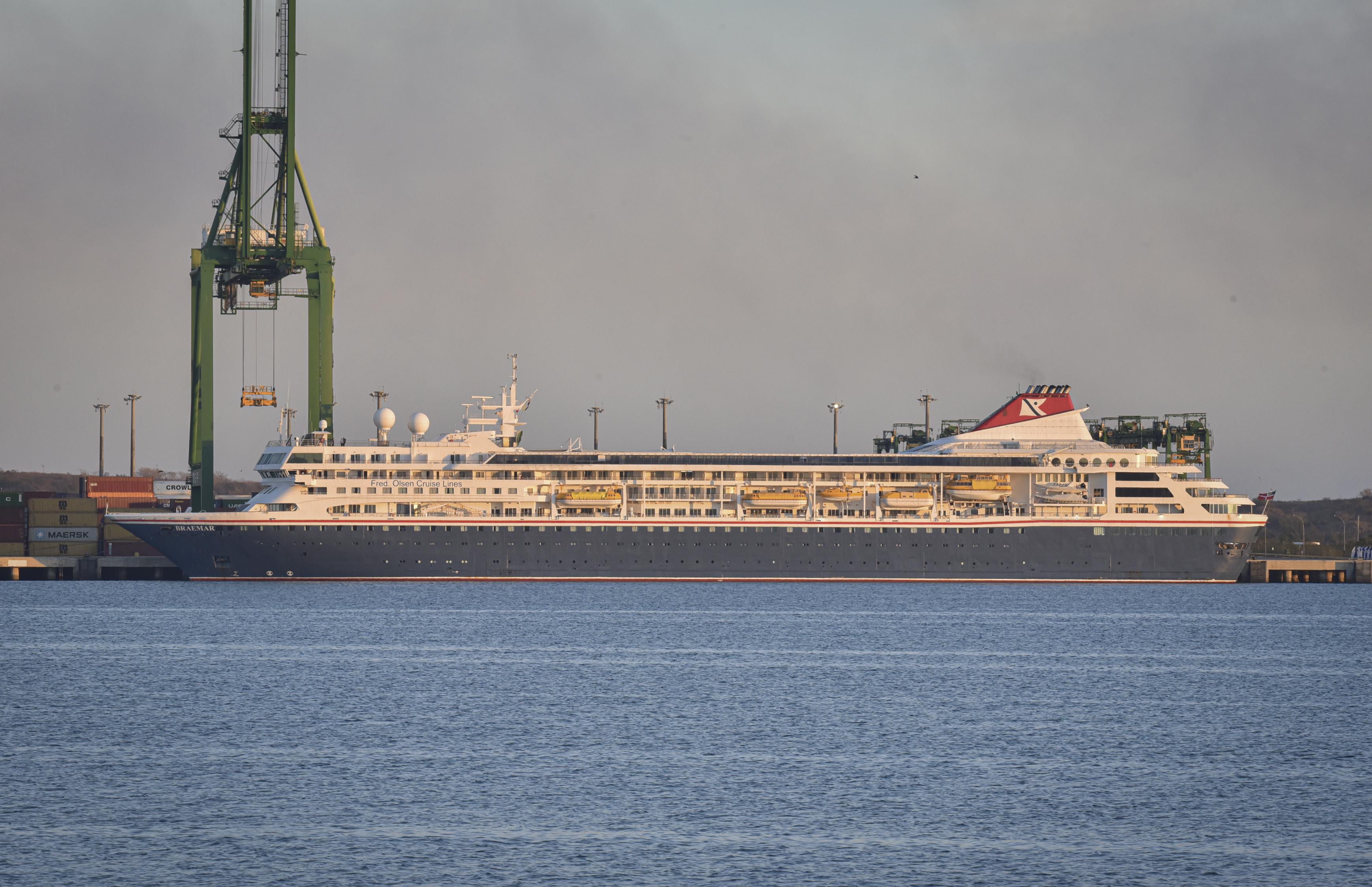 El crucero británico MS Braemar permanece atracado en el puerto de Mariel, Cuba. (Foto: AFP).