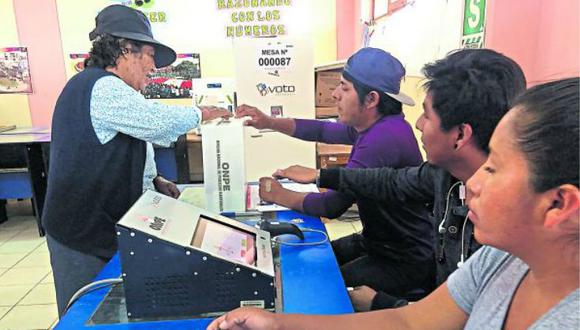 En 12 de los 18 distritos que fueron parte del proceso electoral, la ONPE implementó el voto electrónico presencial. En total 18.079 electores utilizaron ayer este sistema. (Foto: Ernesto Suárez)