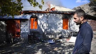 Los armenios queman sus casas en Nagorno Karabaj antes de la cesión de territorios a Azerbaiyán | FOTOS